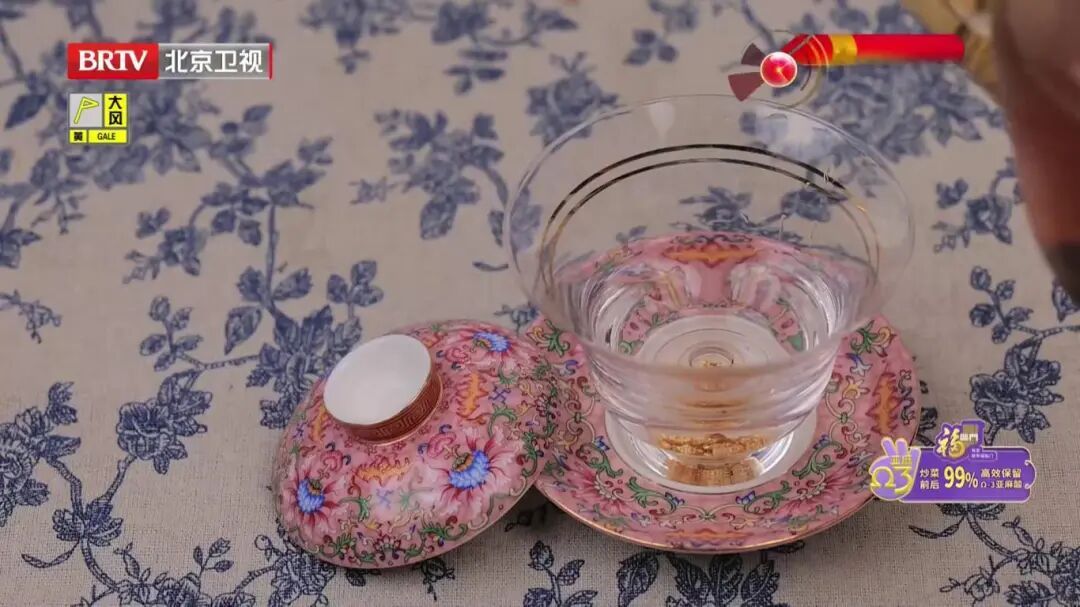 75岁依然气色好、腰板直，“不老”女神的抗衰秘诀，竟是一杯花茶？