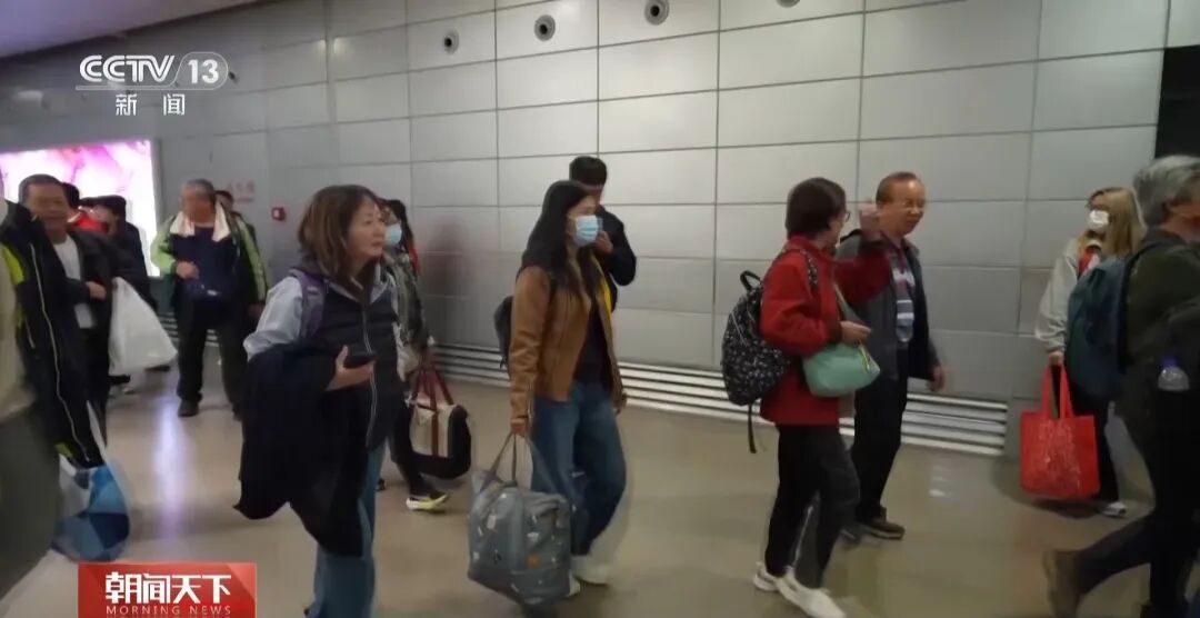 “很感谢我们的祖国”！70余名滞留中东的台湾同胞今天凌晨抵达上海，将搭乘航班返台