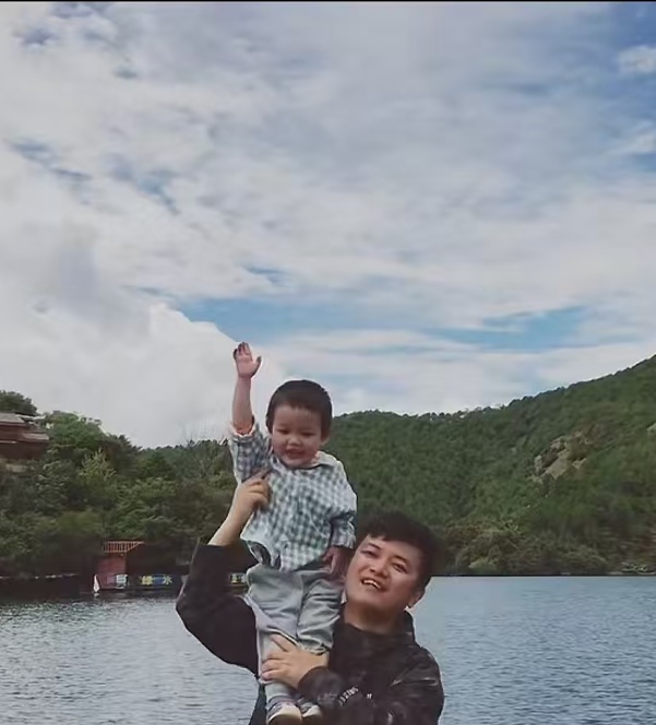 9岁湖北女孩在埃及飚英语霸气维权，爸爸：她5岁开始跨国游学，会灵活应对突发情况