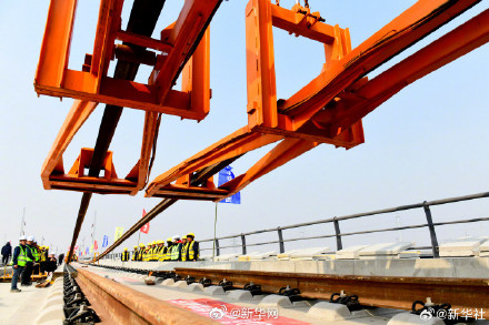 济滨高铁正式进入全线铺轨作业阶段