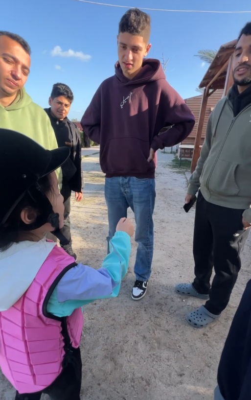 9岁湖北女孩在埃及飚英语霸气维权，爸爸：她5岁开始跨国游学，会灵活应对突发情况