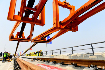 济滨高铁进入全线铺轨作业阶段