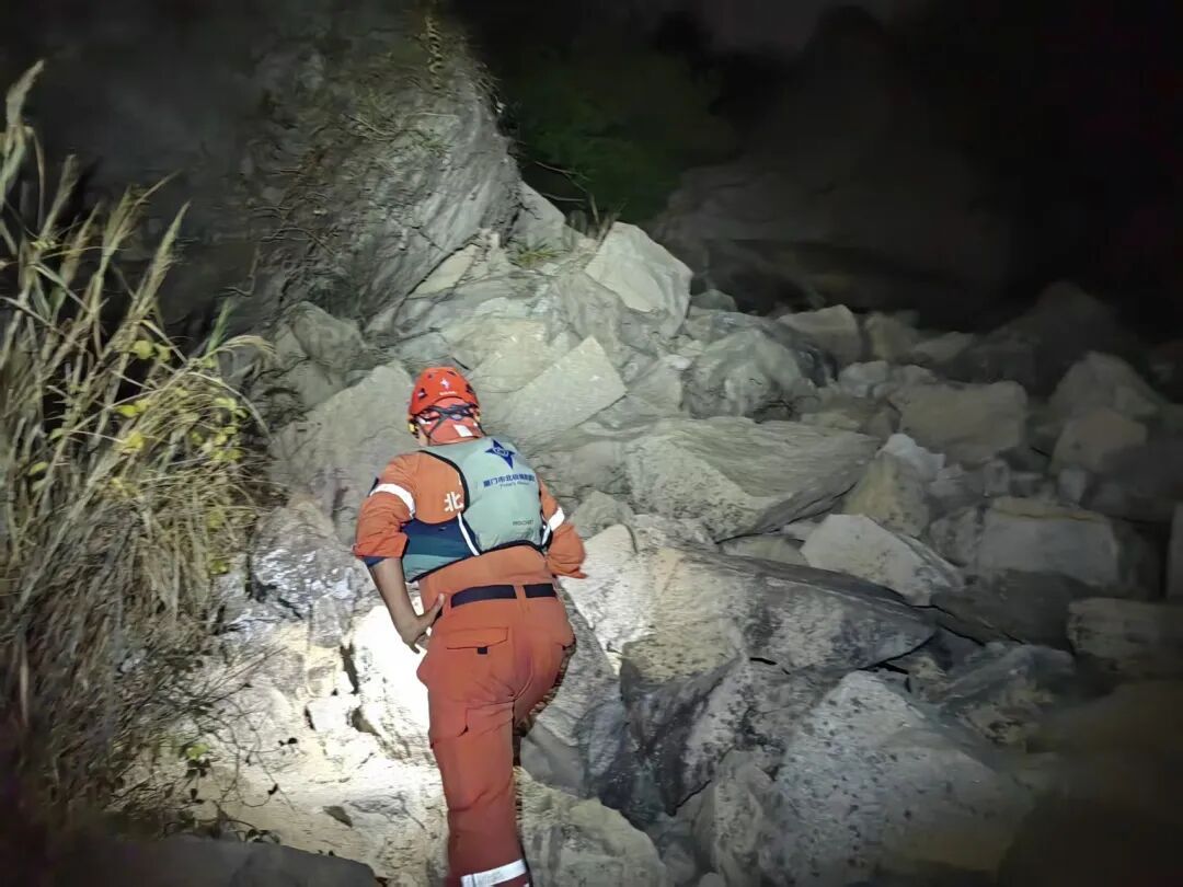 临时起意改道,厦门一男子夜晚被困东坪山 临时起意改道,厦门一男子夜晚被困东坪山