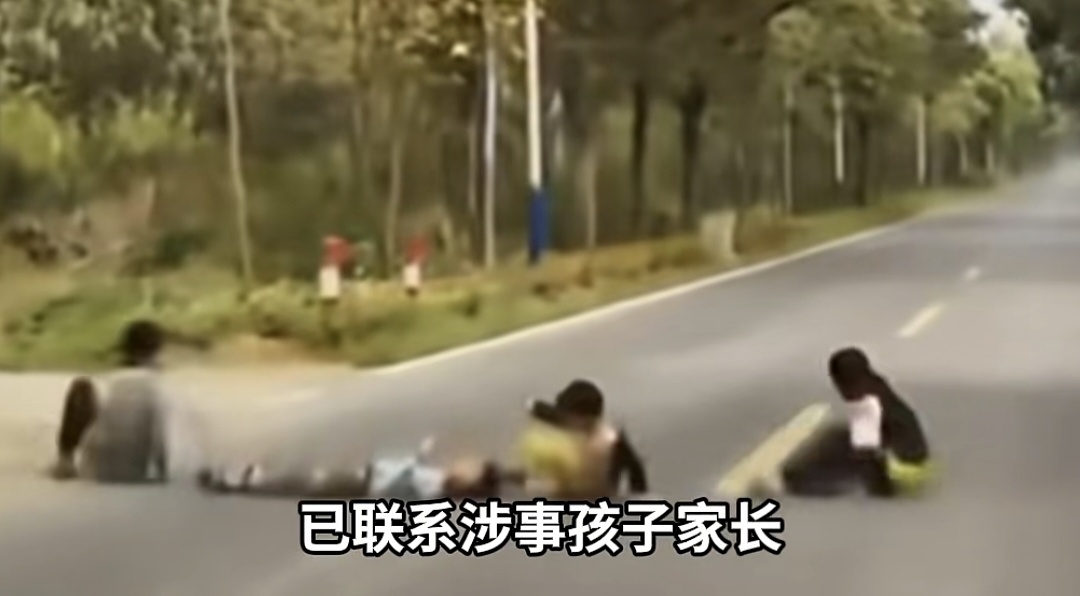 四名儿童躺在公路上COS减速带，司机...