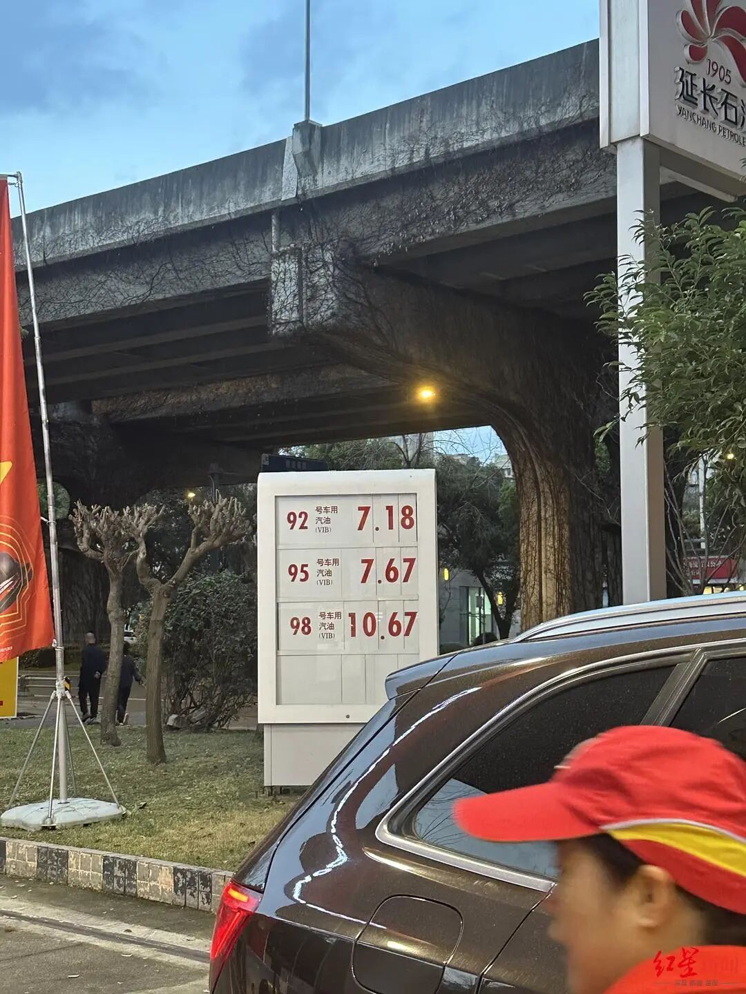 离谱！昨晚在加油站车辆排队规模空前！一觉醒来，突然暴跌……