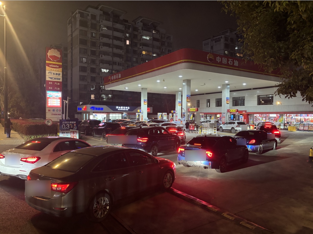离谱！昨晚在加油站车辆排队规模空前！一觉醒来，突然暴跌……