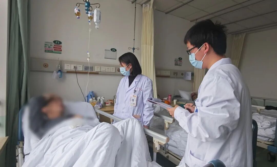 连做300个深蹲，主播突发意外！