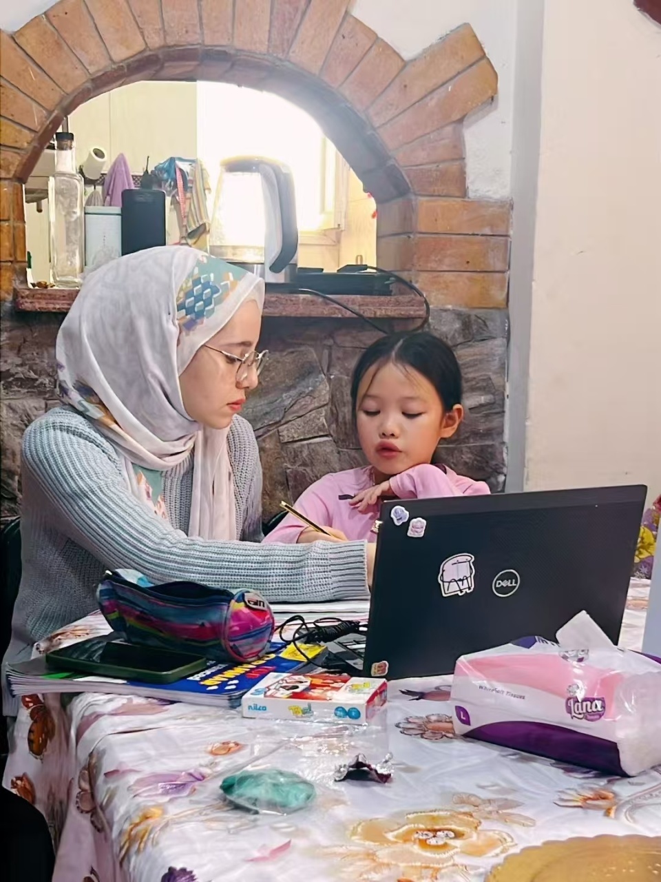 9岁湖北女孩在埃及飚英语霸气维权，爸爸：她5岁开始跨国游学，会灵活应对突发情况