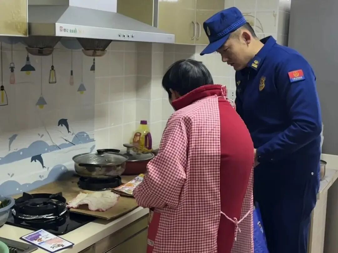 实在没招了！女儿一个电话“举报”亲爸妈