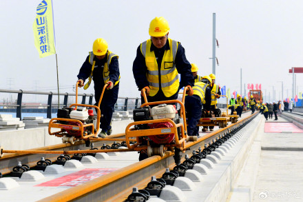 济滨高铁进入全线铺轨作业阶段