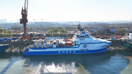 我国首艘集成式大型压裂船交付