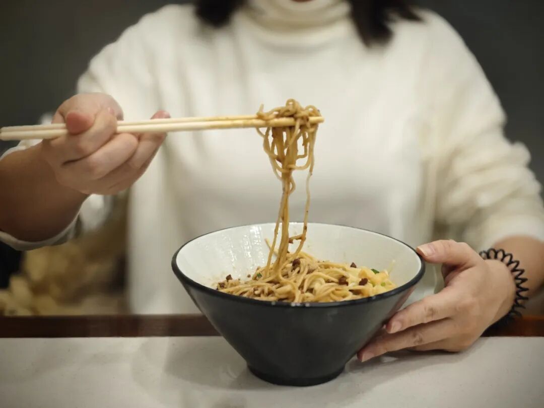 吃饭“专心”和“分心”的人,身体差别有多大?看完研究让人意外 吃饭“专心”和“分心”的人,身体差别有多大?看完研究让人意外