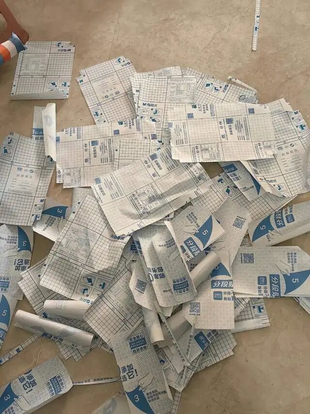 开学家长第一课“包书皮”，有家长说都“包疯了！”网友：包书皮真有必要吗？