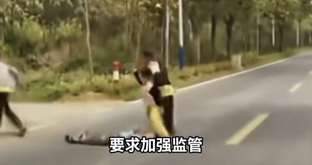 四名儿童躺在公路上COS减速带，司机...