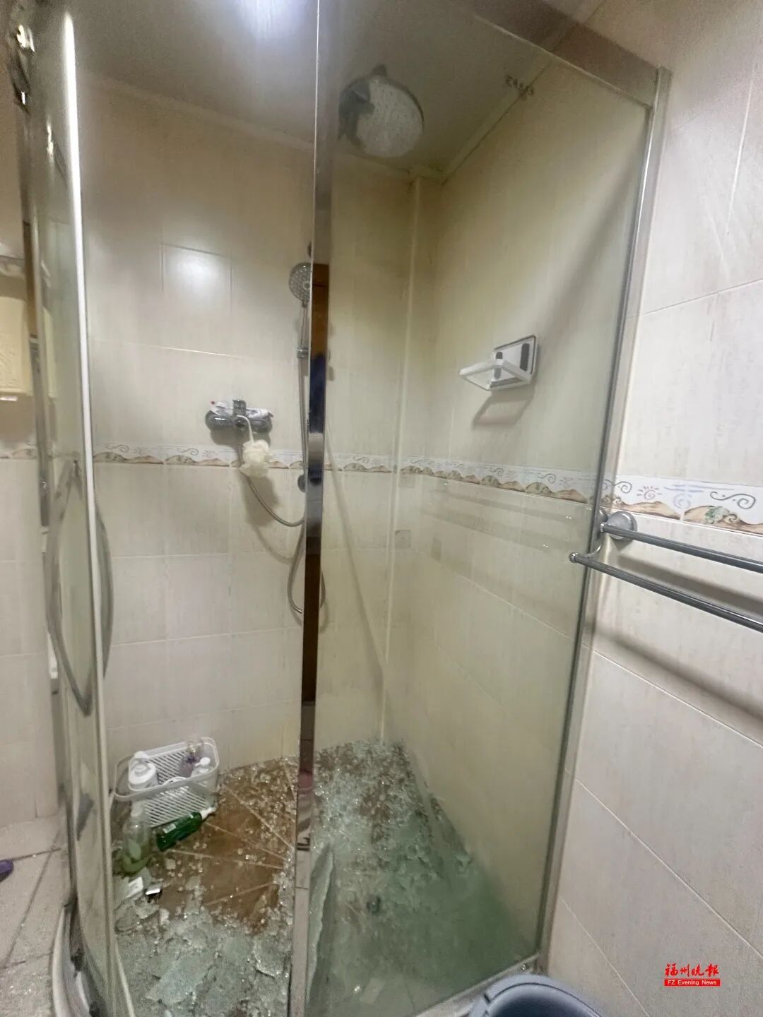 吓人!福州一女子洗澡时玻璃突然爆裂!医生紧急提醒 吓人!福州一女子洗澡时玻璃突然爆裂!医生紧急提醒