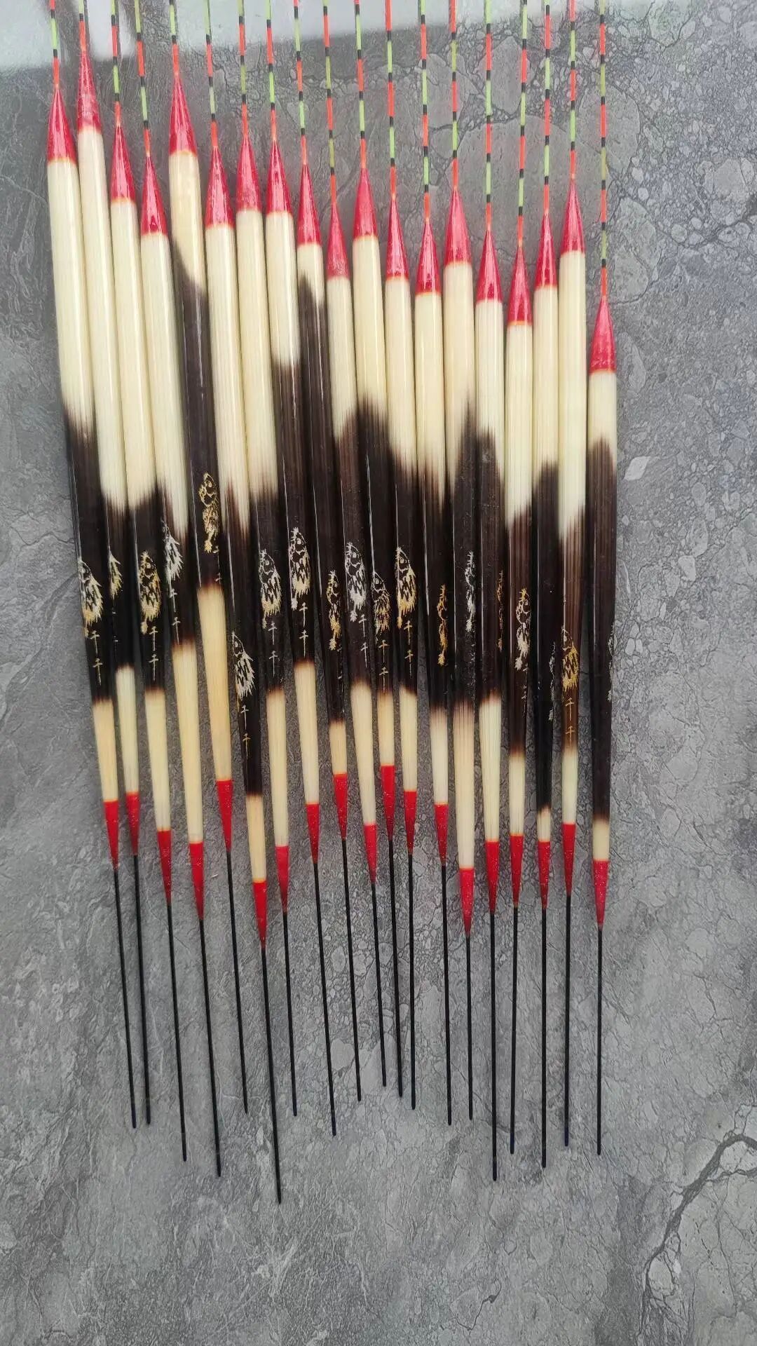 四川内江小伙用纸板向豪猪“借刺”火了！一根刺做成鱼漂，能卖268元！