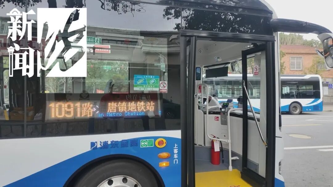 上海街头女子上车太匆忙滑落手机!后方司机眼尖捡起…事后他这样说 上海街头女子上车太匆忙滑落手机!后方司机眼尖捡起…事后他这样说