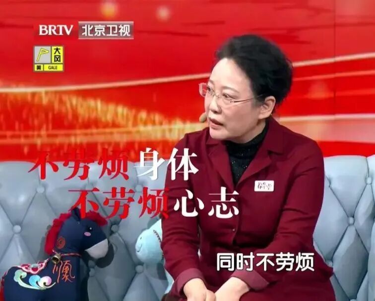 75岁依然气色好、腰板直，“不老”女神的抗衰秘诀，竟是一杯花茶？