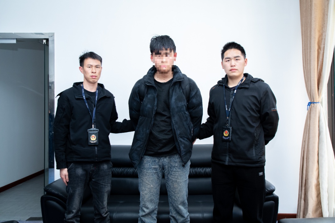 “部队男友”派人来见面，贵阳女子险被骗45万元！交接瞬间，警方出手了→