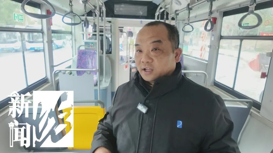 上海街头女子上车太匆忙滑落手机!后方司机眼尖捡起…事后他这样说 上海街头女子上车太匆忙滑落手机!后方司机眼尖捡起…事后他这样说