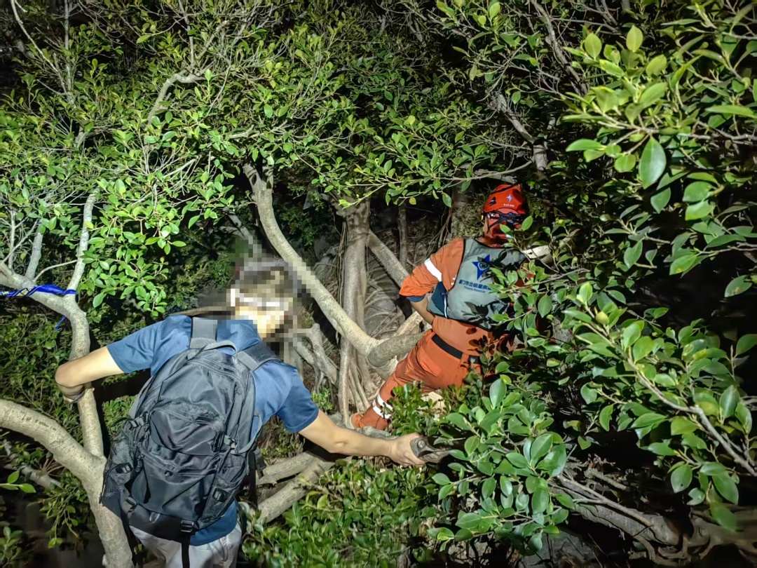 临时起意改道,厦门一男子夜晚被困东坪山 临时起意改道,厦门一男子夜晚被困东坪山