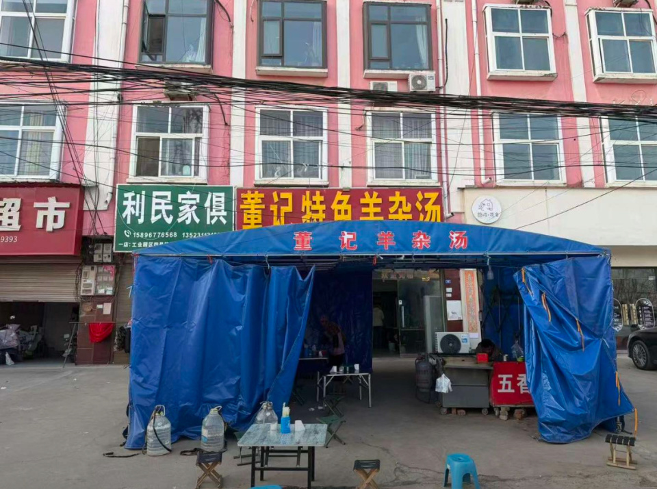 河南周口一大哥在一闸口救起落水女子，回家后隐瞒妻子谎称在水边摔倒：当时太危险了