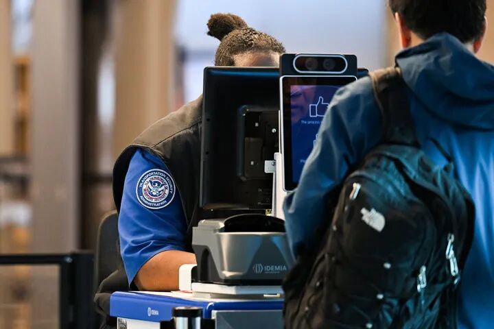 美机场安检,排队排到“怀疑人生” 美机场安检,排队排到“怀疑人生”