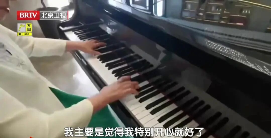 75岁依然气色好、腰板直，“不老”女神的抗衰秘诀，竟是一杯花茶？