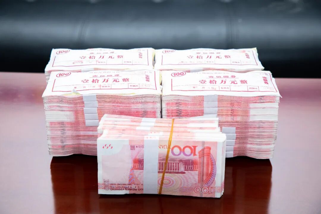 “部队男友”派人来见面，贵阳女子险被骗45万元！交接瞬间，警方出手了→