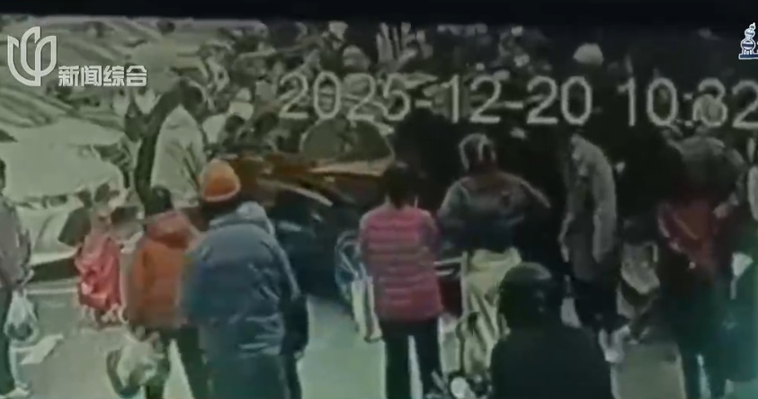 上海母女在小区祭扫时被撞！快递小哥为救人腰椎骨折，手术费犯难！别让好人寒心...