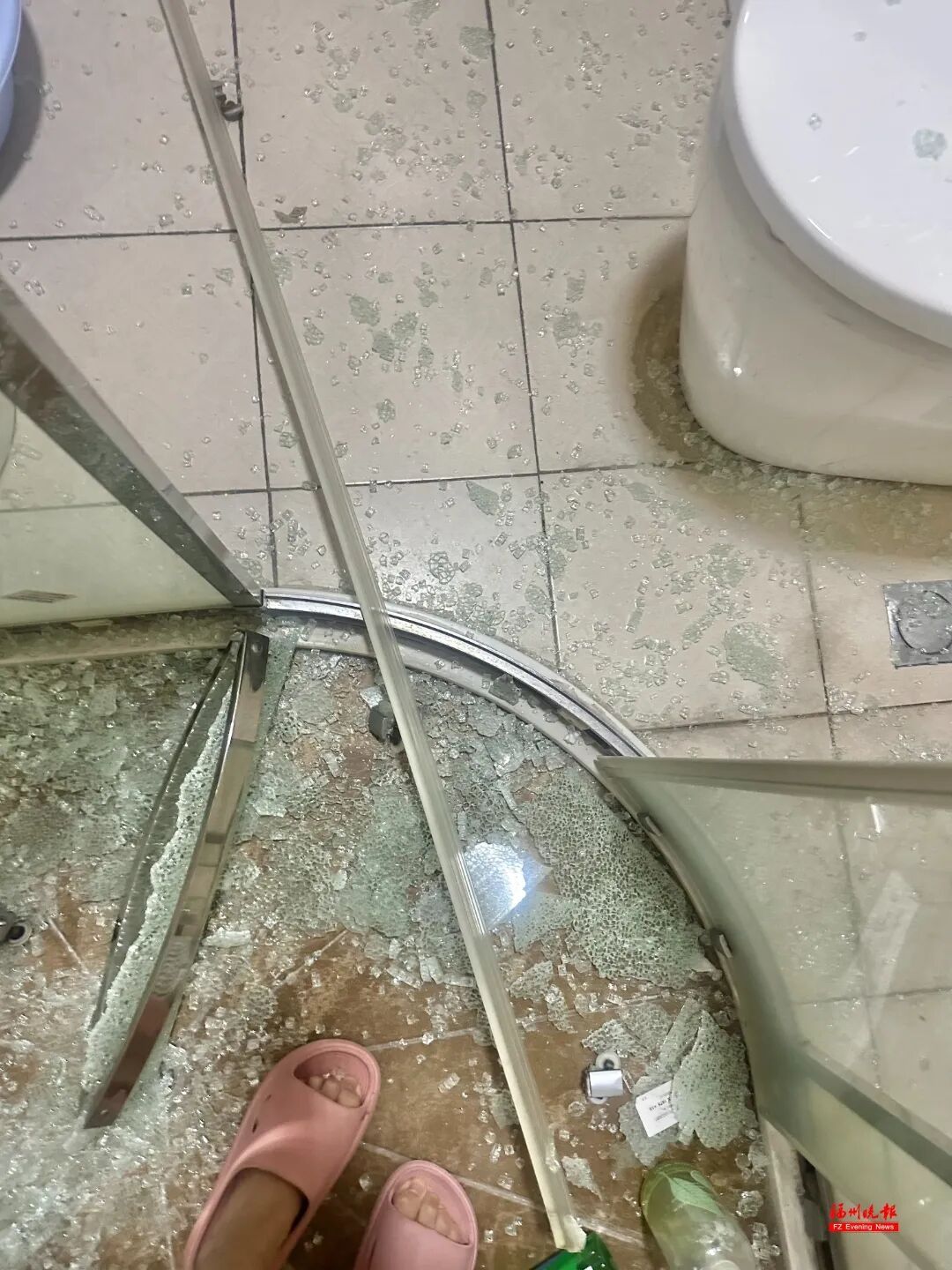 吓人!福州一女子洗澡时玻璃突然爆裂!医生紧急提醒 吓人!福州一女子洗澡时玻璃突然爆裂!医生紧急提醒