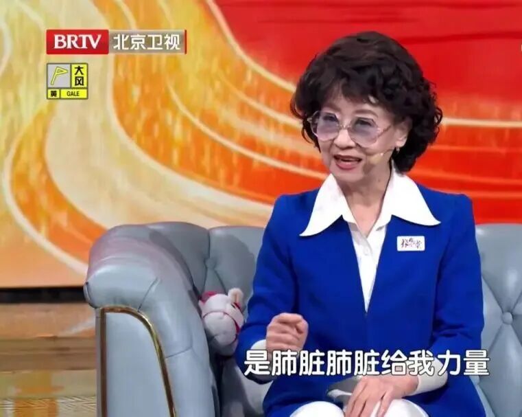 75岁依然气色好、腰板直，“不老”女神的抗衰秘诀，竟是一杯花茶？