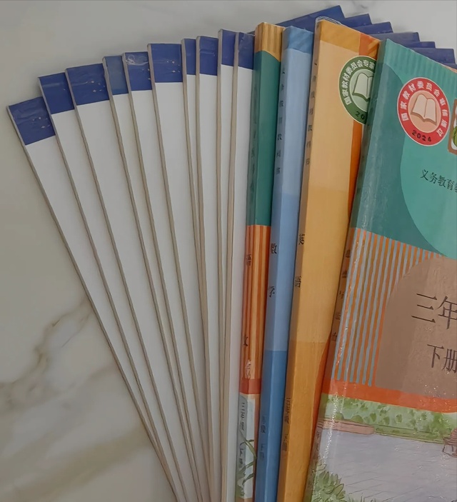 开学家长第一课“包书皮”，有家长说都“包疯了！”网友：包书皮真有必要吗？