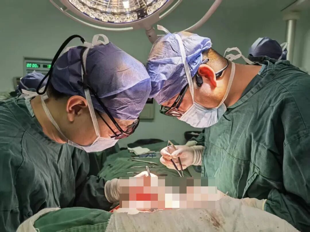 肚子上的肉肉立大功!女子患乳腺癌,医生从腹部"借回"一对新乳房 肚子上的肉肉立大功!女子患乳腺癌,医生从腹部"借回"一对新乳房