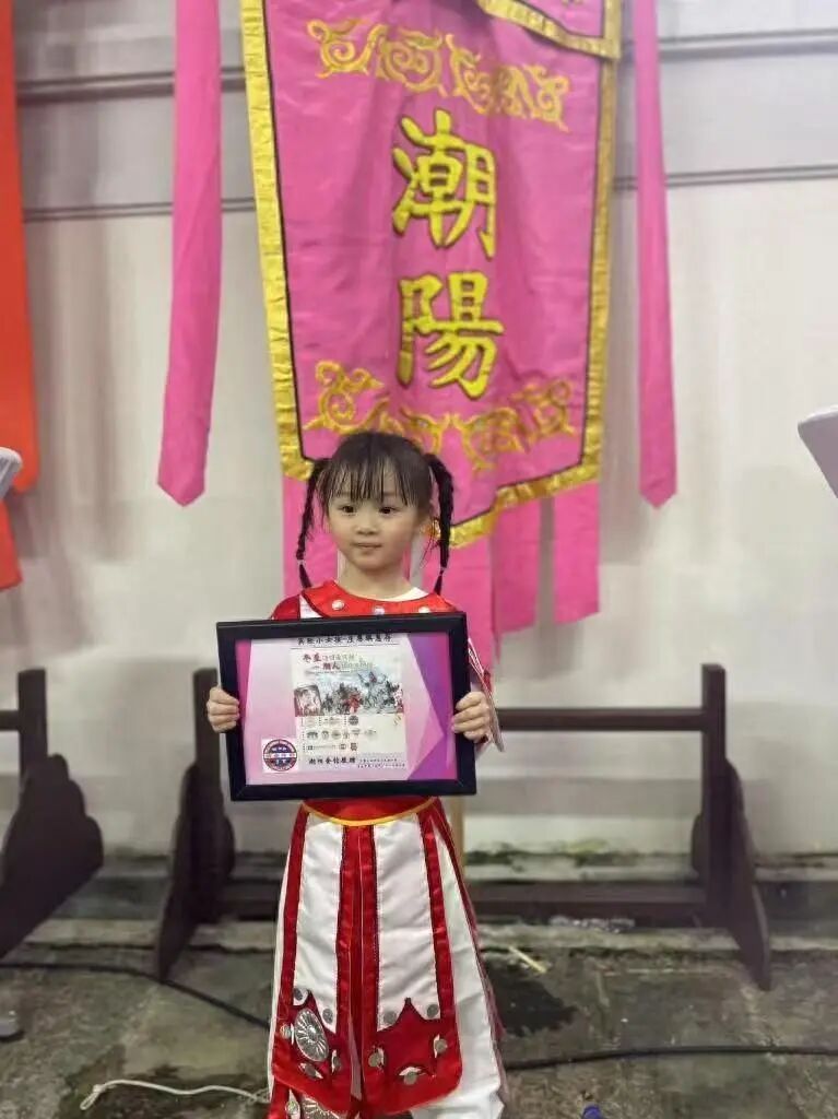 7岁“英歌女孩”表演中掉鞋不掉队圈粉，网友：颇有大将风范！父亲回应