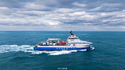 我国首艘集成式大型压裂船交付