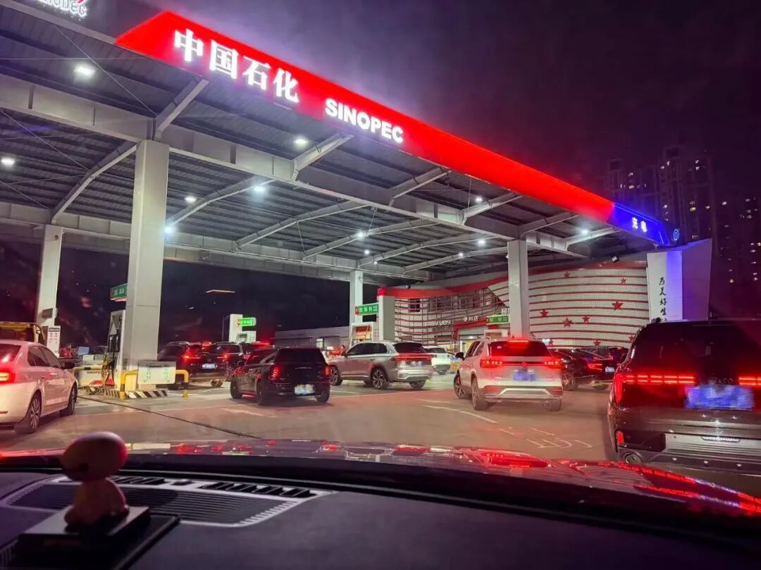 离谱！昨晚在加油站车辆排队规模空前！一觉醒来，突然暴跌……