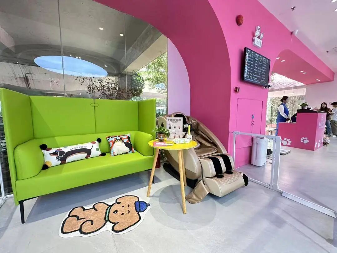 广州白云机场洗手间画着“人牵狗”标志，打开竟是宠物厕所！网友：第一次见，好评