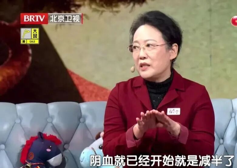 75岁依然气色好、腰板直，“不老”女神的抗衰秘诀，竟是一杯花茶？