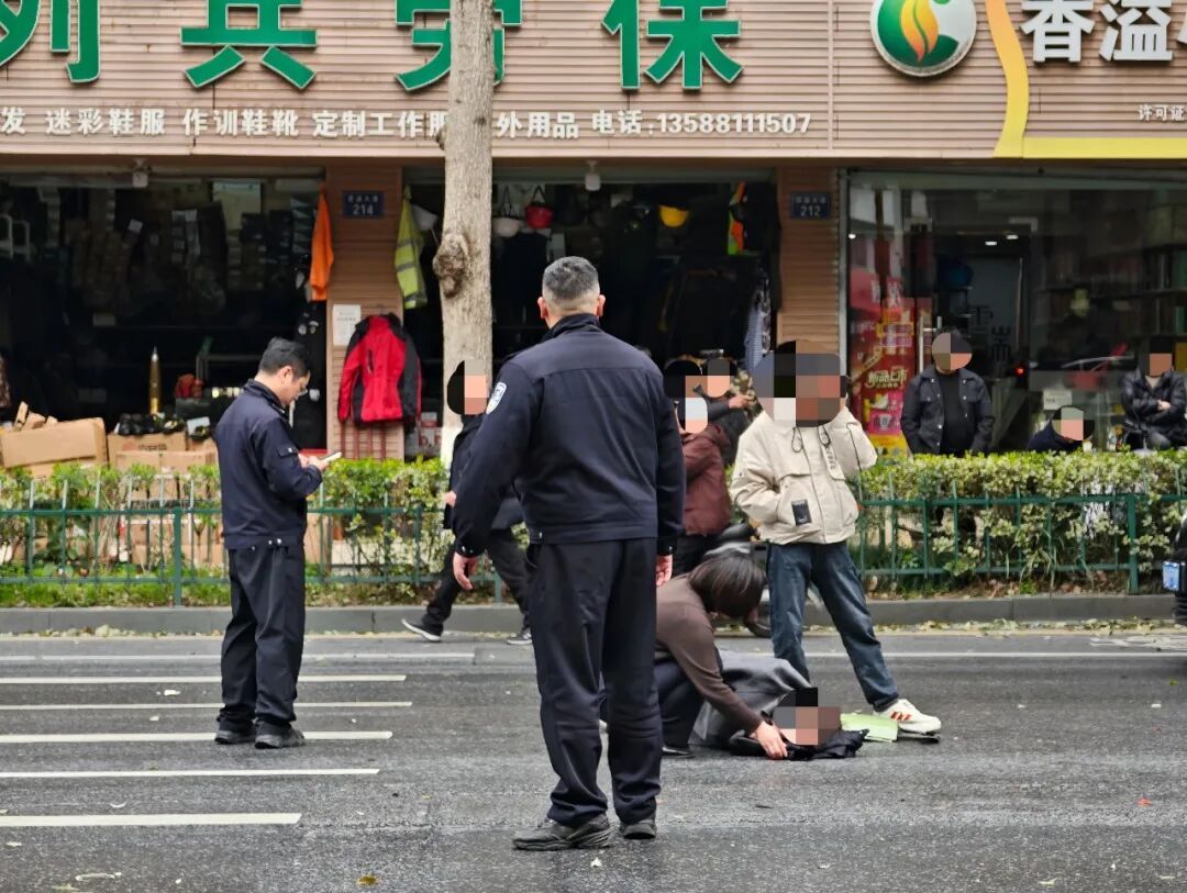 杭州一派出所门口一声异响，民警冲了出去：“别害怕，我们已经联系了救护车……”