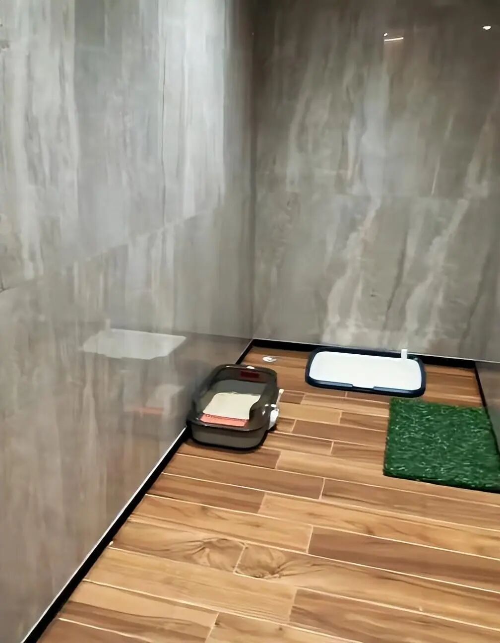 广州白云机场洗手间画着“人牵狗”标志，打开竟是宠物厕所！网友：第一次见，好评