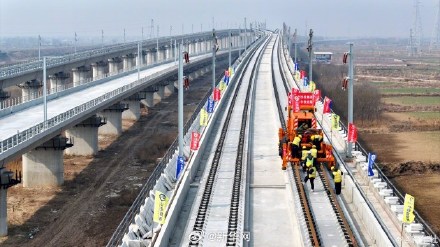 济滨高铁正式进入全线铺轨作业阶段