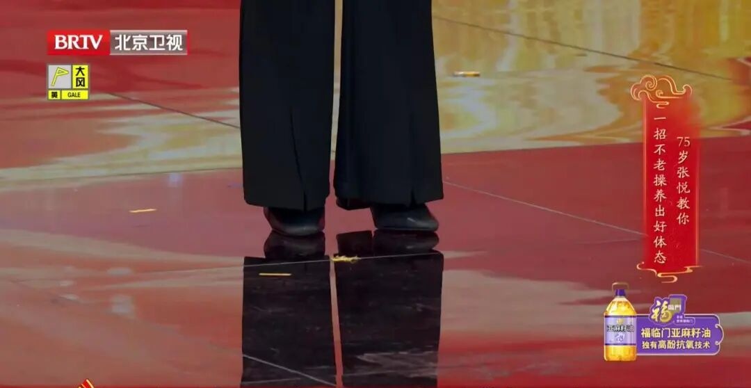 75岁依然气色好、腰板直，“不老”女神的抗衰秘诀，竟是一杯花茶？