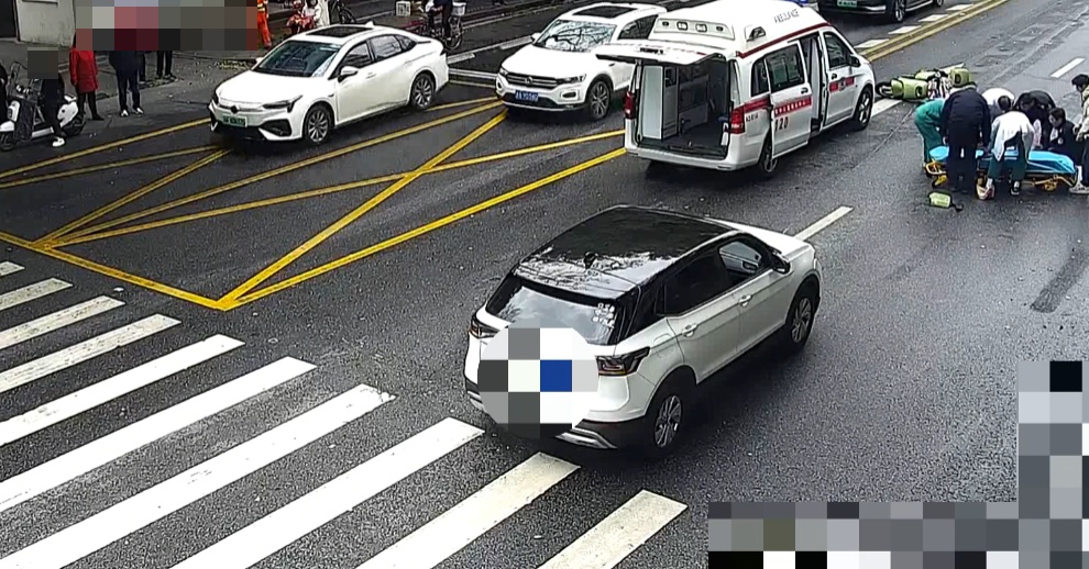 杭州一派出所门口一声异响，民警冲了出去：“别害怕，我们已经联系了救护车……”