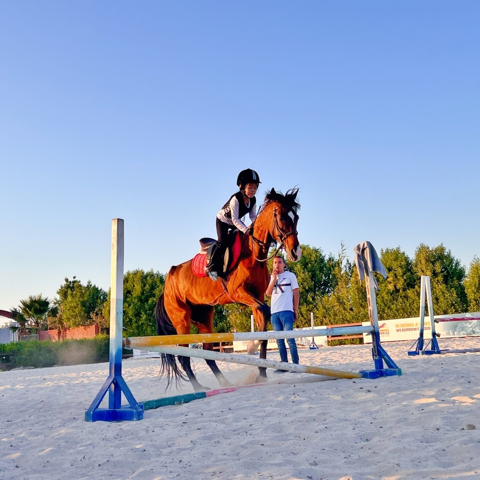9岁湖北女孩在埃及飚英语霸气维权，爸爸：她5岁开始跨国游学，会灵活应对突发情况