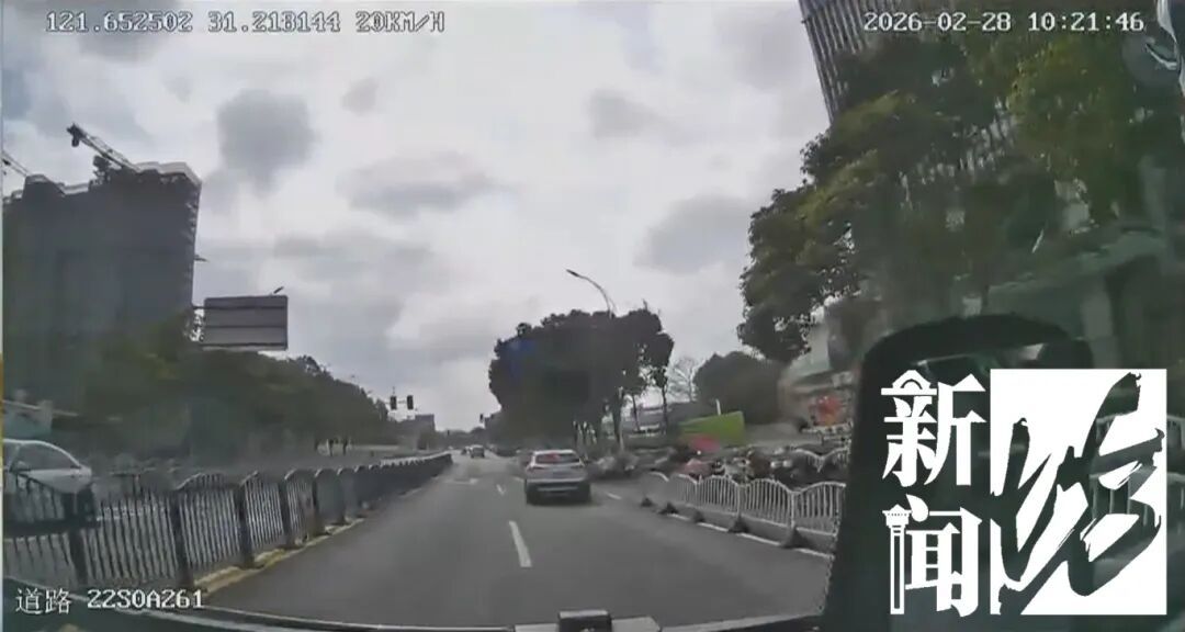 上海街头女子上车太匆忙滑落手机!后方司机眼尖捡起…事后他这样说 上海街头女子上车太匆忙滑落手机!后方司机眼尖捡起…事后他这样说
