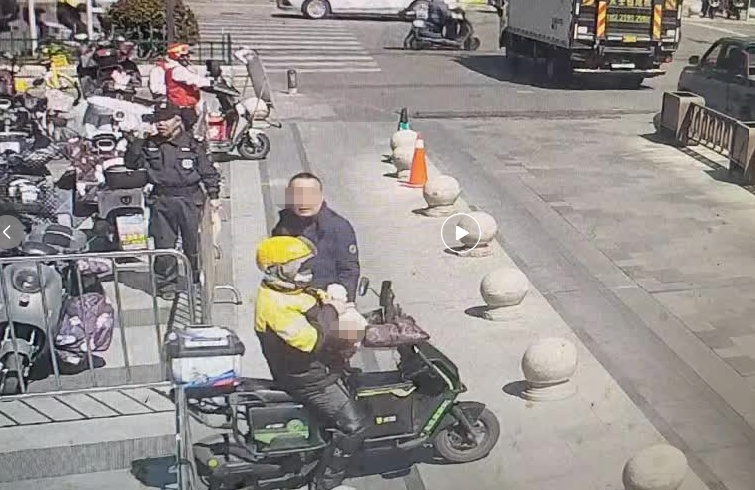 上海一外卖小哥遇幼童卡喉帮忙急救，婉拒红包还暖心提醒家属：孩子妈妈吓坏了，别怪她