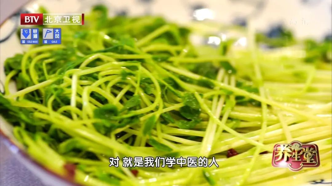 这些蔬菜是“尿酸炸弹”，嘌呤比肉还高，这三杯水可降尿酸→
