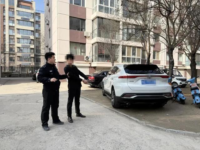 “情侣”变“同伙”，喜提“银手镯”！