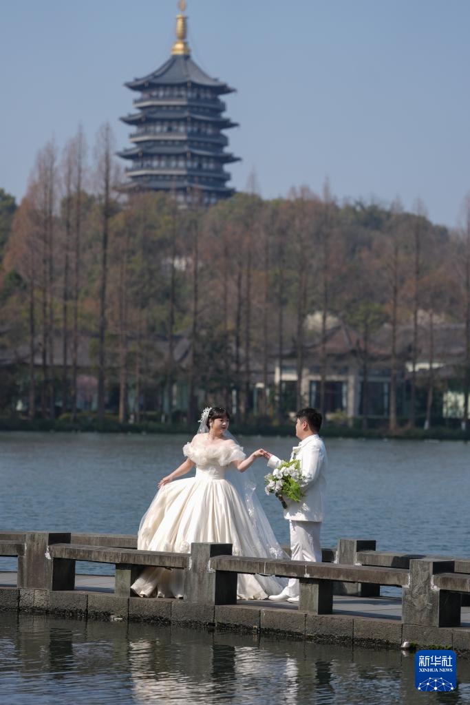 春拂西湖游兴浓